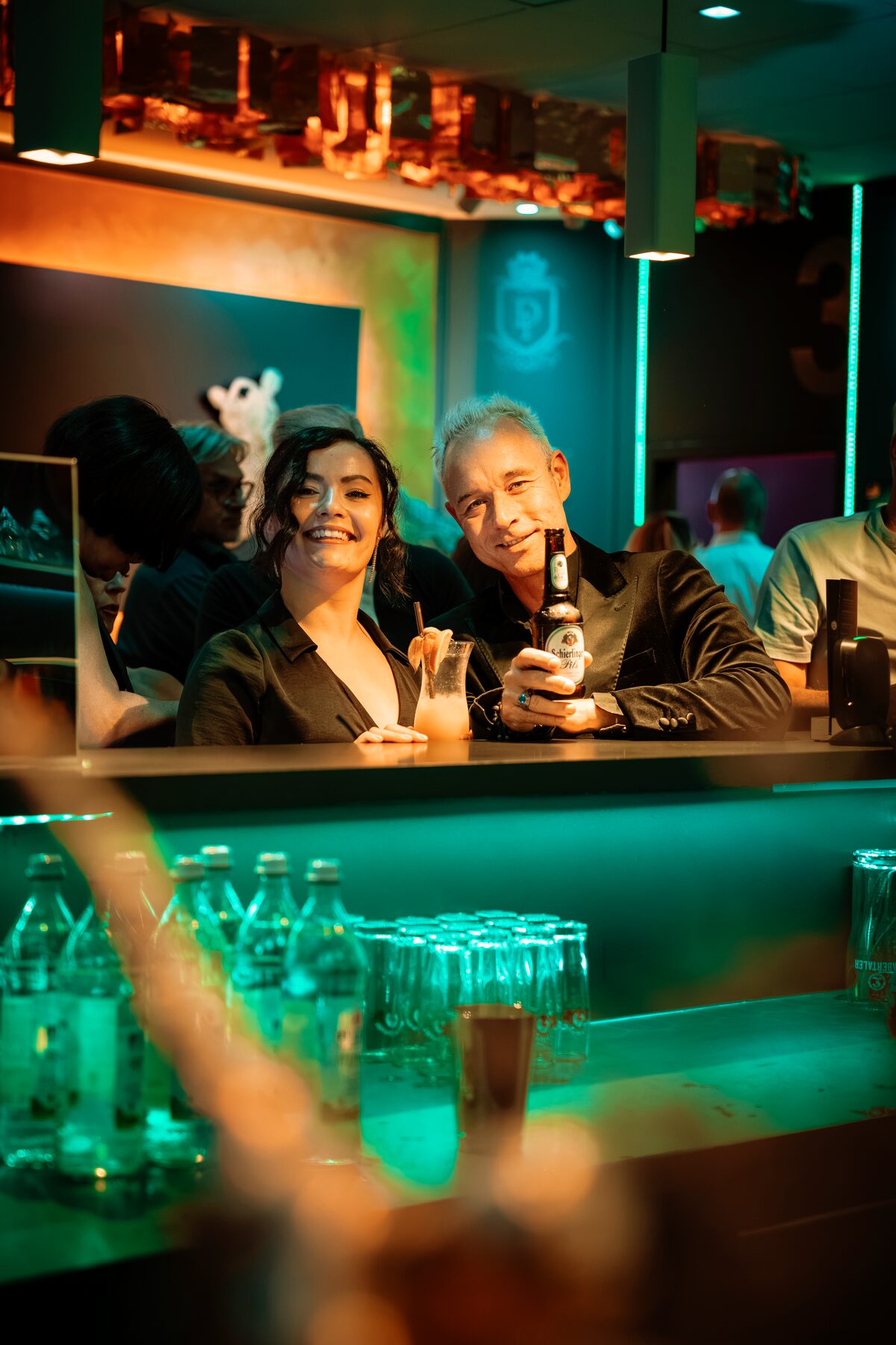 Zwei Gäste an der Theke der Bar im DANCEIMPERIAL mit Cocktail und Bier